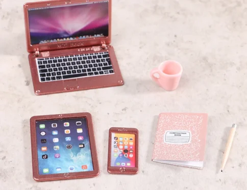 Lámpara de escritorio para tableta y teléfono portátil en miniatura para casa de muñecas