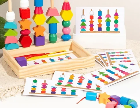 Juego de rompecabezas de combinación de formas y colores con cuentas coloridas