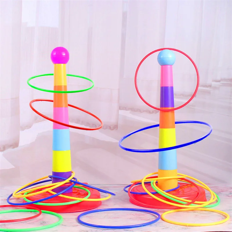 Los niños lanzan juguetes apilados con virola de juego circular