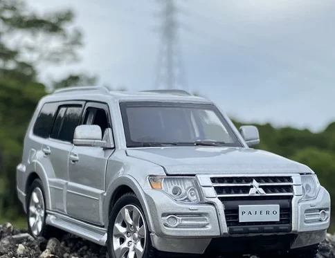 SUV 1:32, Modelo de Coche de Aleación, Vehículo Todoterreno, Juguete Coleccionable, Regalo para Niños